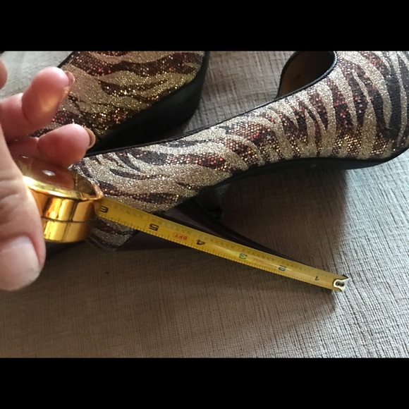 Zebra pump heels size 8 - Picture 4 of 7